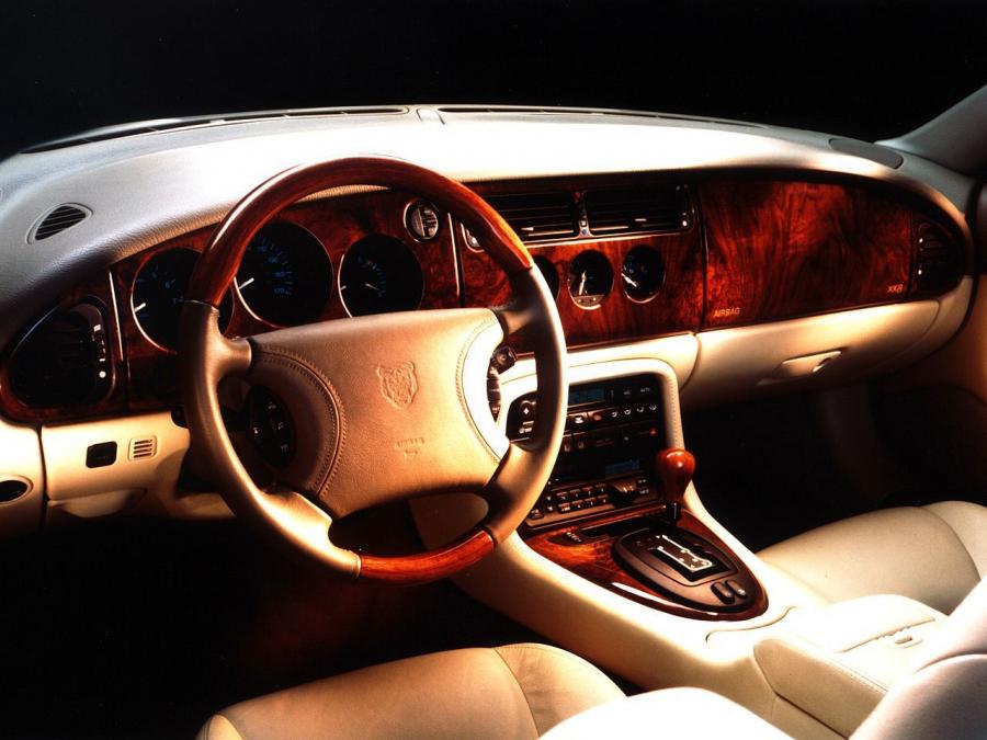 Торпедо Jaguar XK8 Coupe 1996 года  (фото 3 из 26)